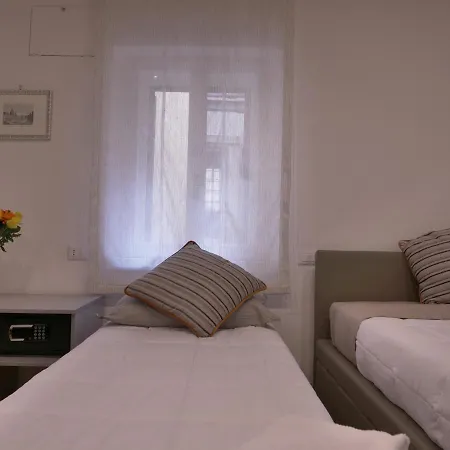 Couette-café Helmirage Trevi Rome