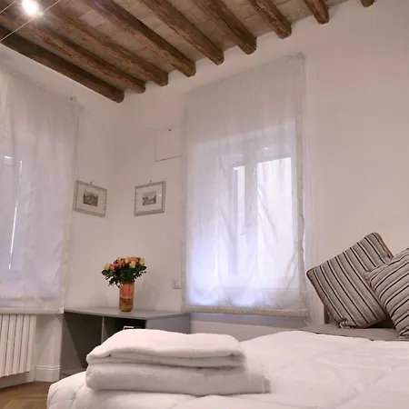 Couette-café Helmirage Trevi Rome